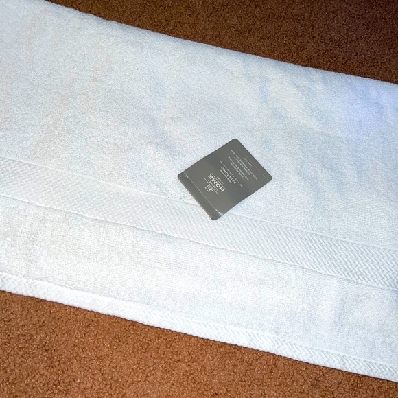 NWT BATH TOWEL - Picture 2 of 3